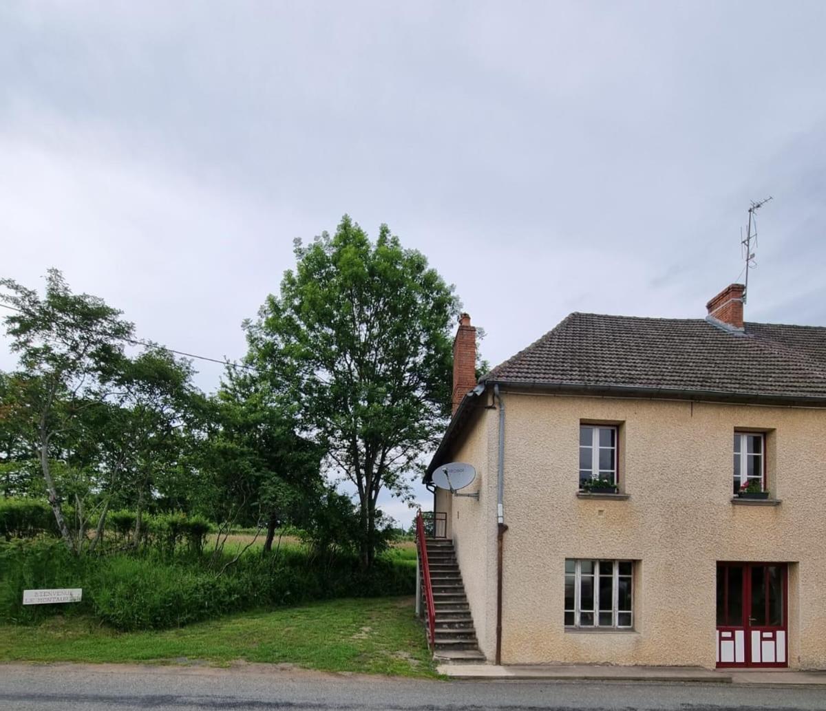 Le Montaurier Apartment Combrailles Bagian luar foto